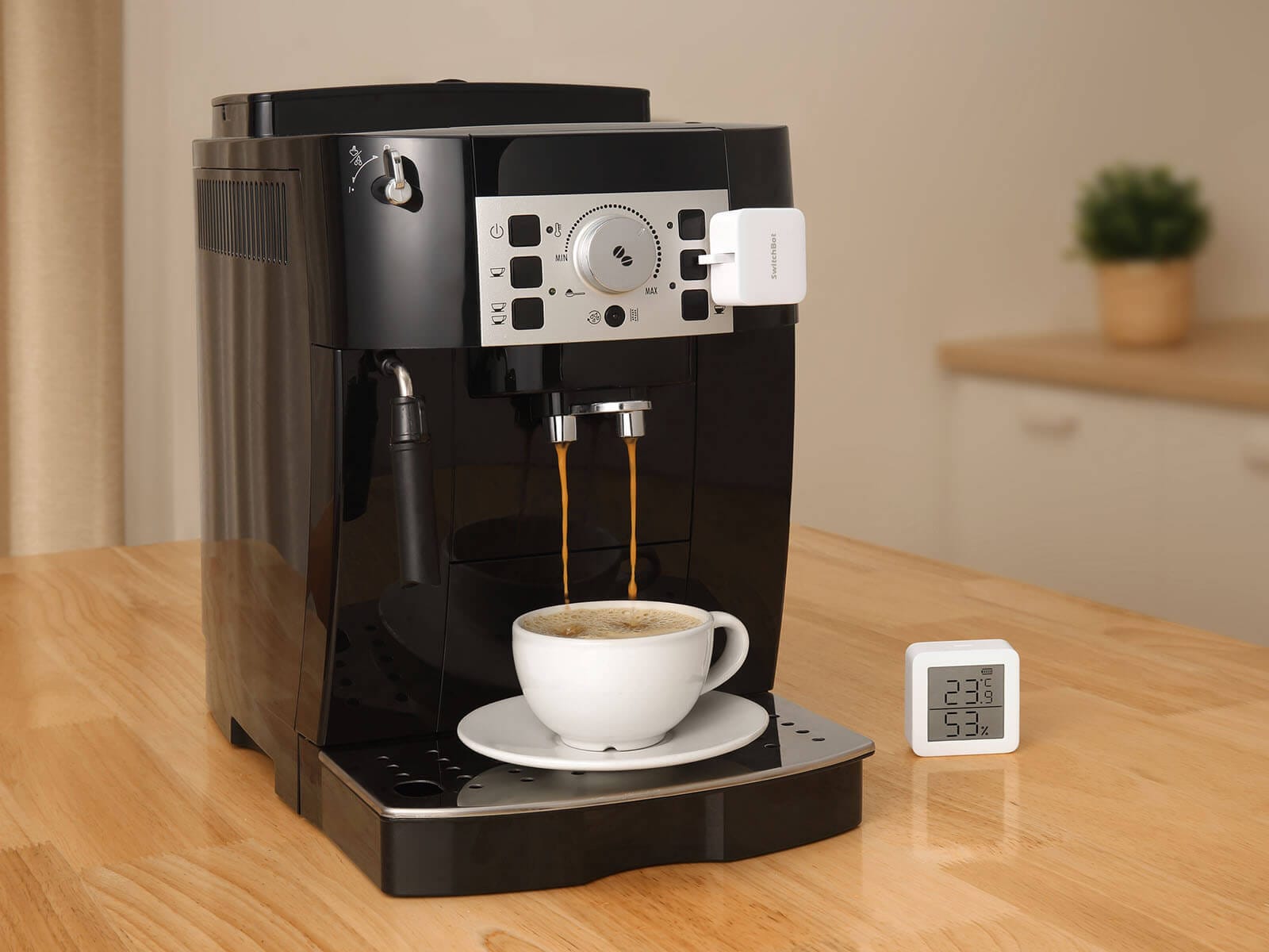 SwitchBot Bot Mehanicki Pritiskac na Kopcinja Instaliran na Kafe Masina