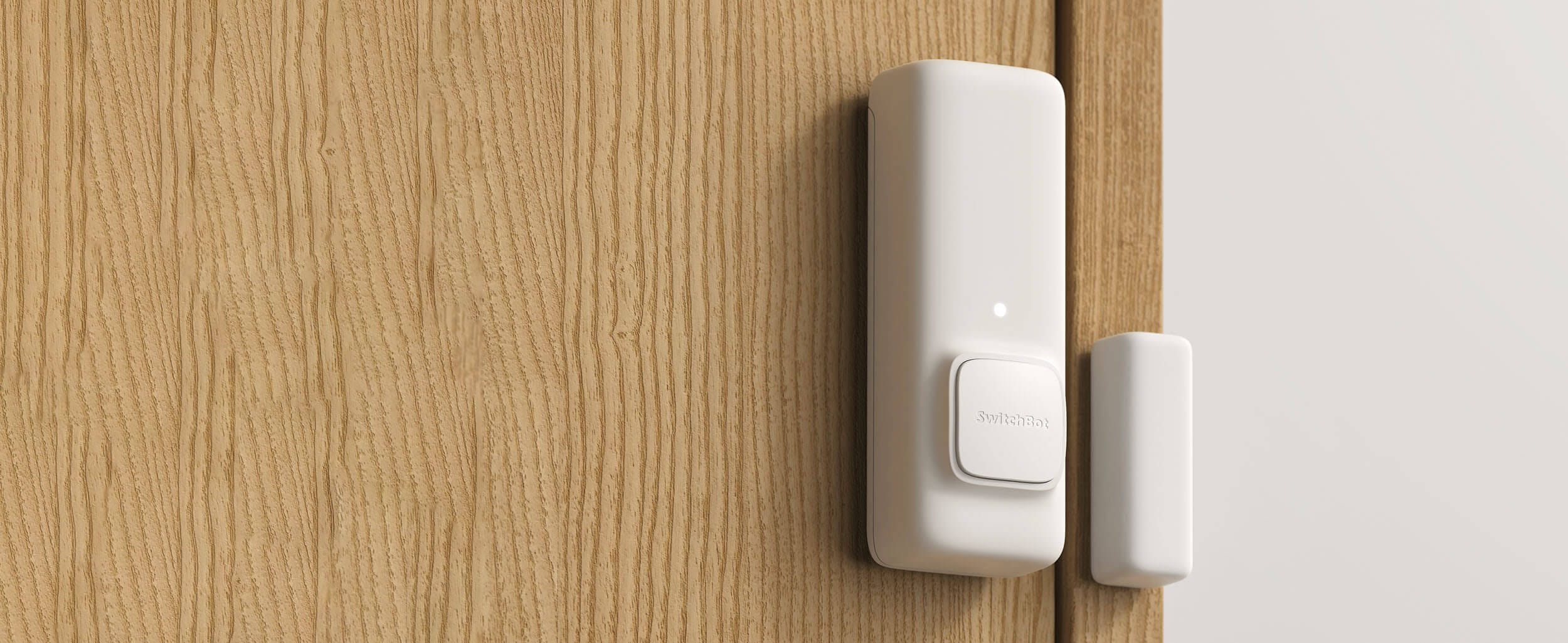 SwitchBot Contact Senzor Za Prozori i Vrati Instaliran na vrata