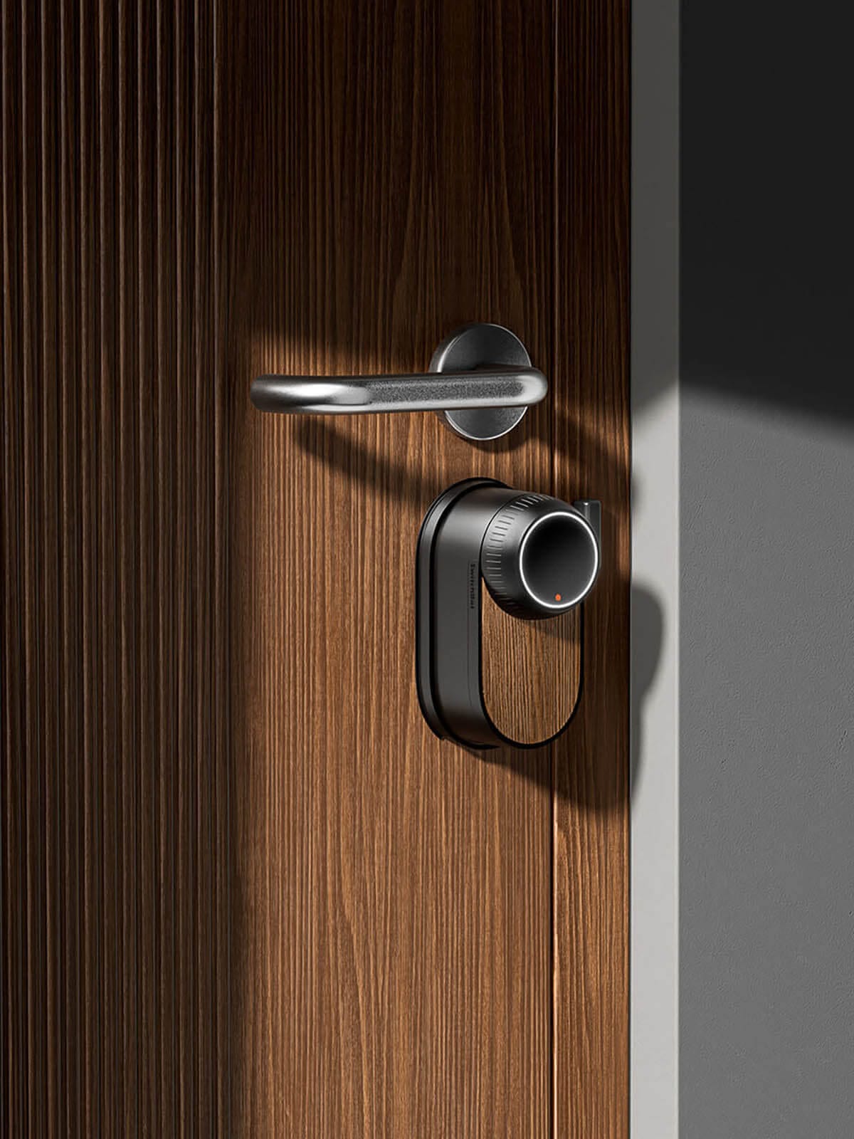 SwitchBot Lock Ultra Instalacija na temna kafena vrata