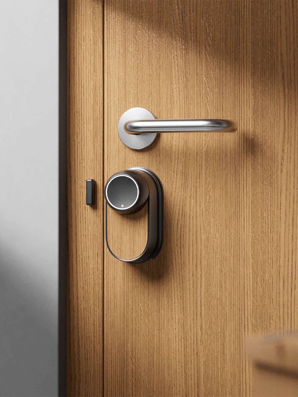 SwitchBot Lock Ultra Instalacija na svetla kafena vrata