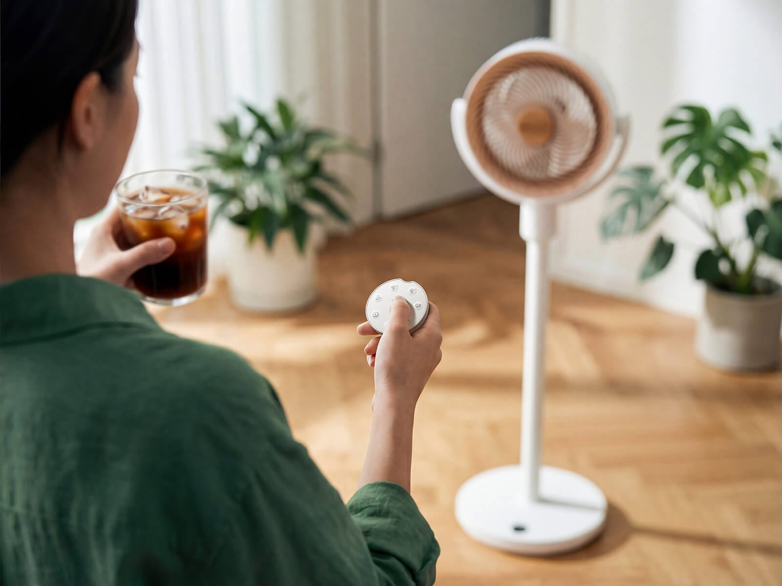SwitchBot Standing Circulator Fan Smart Ventilator so Baterija - Kontrola so dalecinski upravuvach